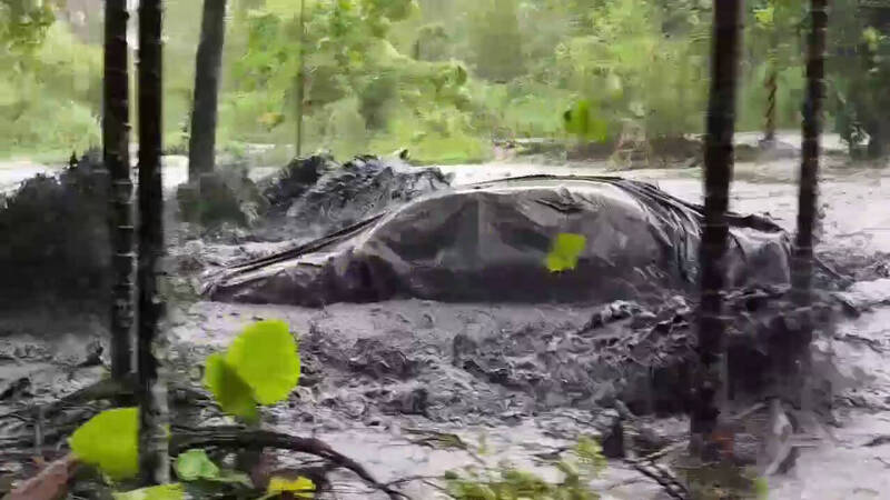 花蓮縣萬榮鄉明利村遭洪水沖入淹水，有車輛被大水沖走。（民眾提供）