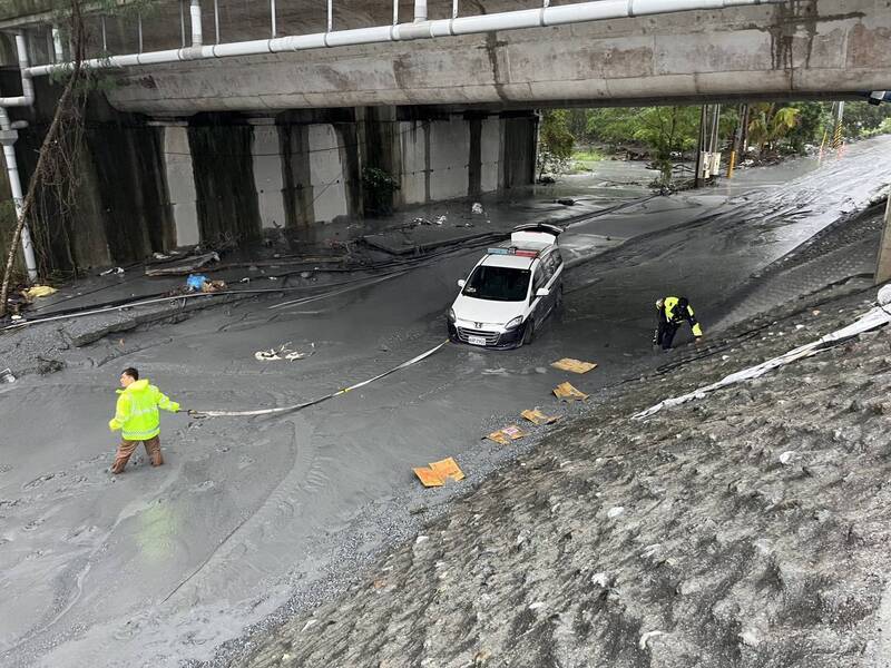 花蓮縣萬榮鄉明利村遭洪水沖入，鳳林警分局前往勘災的警車也被泥濘卡住動彈不得。（警方提供）