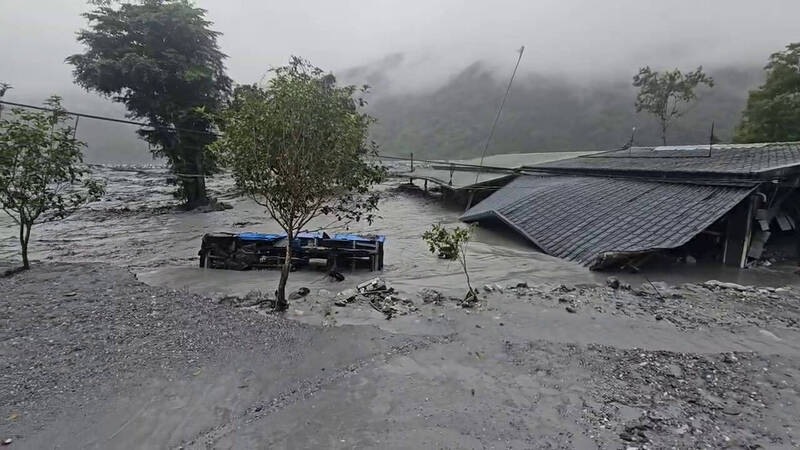 花蓮縣萬榮鄉明利村民宅遭洪水淹沒。（民眾提供）