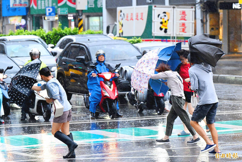 《TAIPEI TIMES》Thousands evacuated ahead of storm