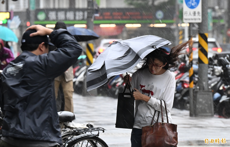 鳳凰颱風正逐步靠近台灣。（記者廖振輝攝）