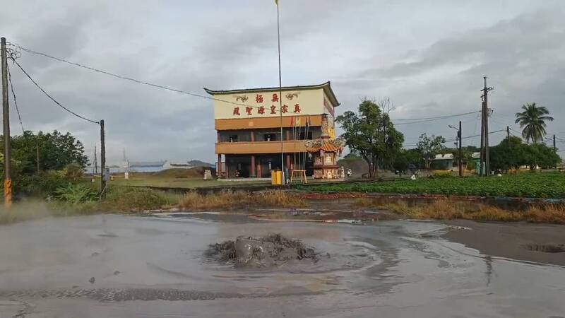 鳳凰颱風即將登陸 萬丹泥火山今晨再度噴發