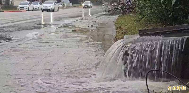 基隆今晨豪雨多處積水、落石 泥水沖入民宅