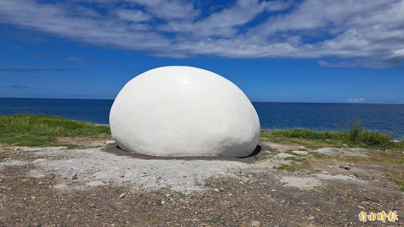 一顆大石頭放海邊?台東南迴藝術季作品挨批「有看沒懂」