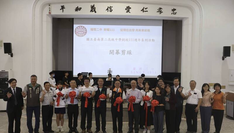 「美術班師生聯展」在小禮堂同步開幕。(圖由南二中提供) 「美術班師生聯展」在小禮堂同步開幕。(圖由南二中提供)