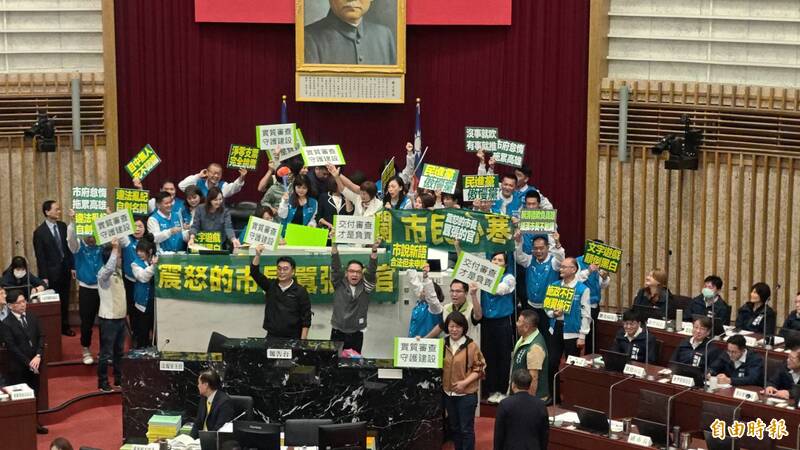 高市議會主席台爭奪戰續攤 藍綠論戰「市長該不該在場」