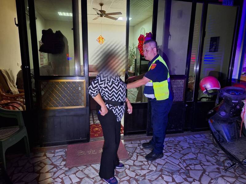 警方载送酒醉路倒的老父平安回家。（图由警方提供）