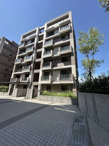 法务部行政执行署宜兰分署昨天在基隆举办双十一「五打七安」拍卖会，询问度相当高的「田园调布」住宅，以台币1363万3300元拍定。（记者林嘉东翻摄）