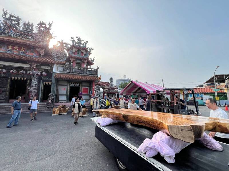 160年列管老樹移植撐不住 玄天上帝指示「化椅延靈」轉生泡茶桌