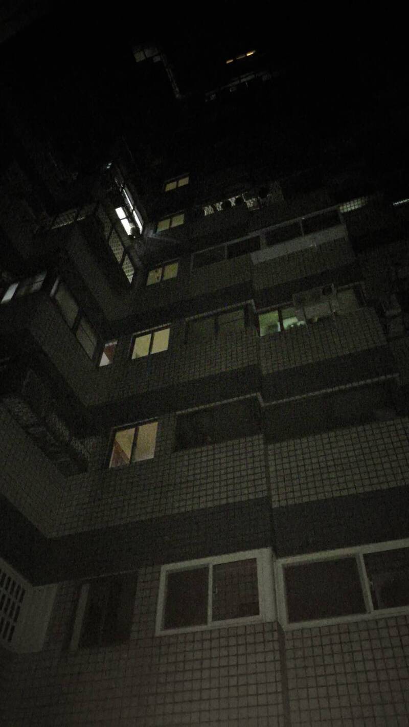 大树区男子在大楼社区8楼烧杂物，引起虚惊。（民众提供）