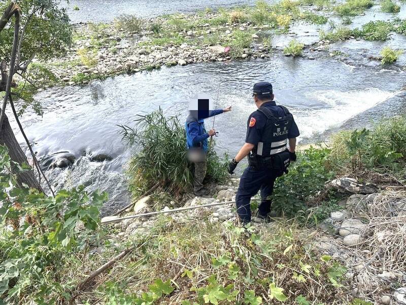 凤凰台风来袭，台中乌溪旁有钓客坚持垂钓。（读者提供）
