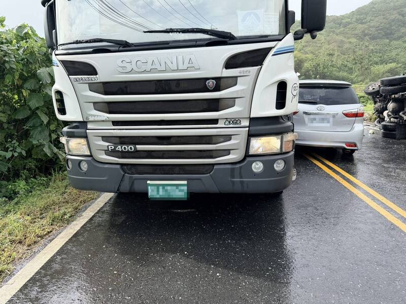 花東海岸公路台11線3車相撞 一人無生命跡象搶救中