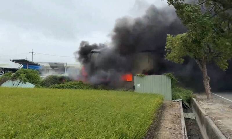 新營中古車材料行火警 火勢速壓制無人傷亡