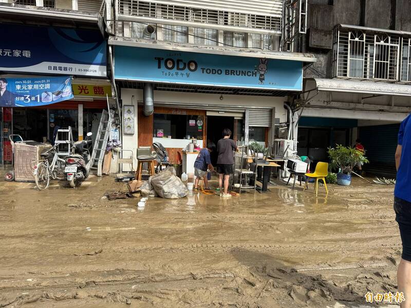 蘇澳水患後街景慘況曝!林茂盛:今日務必完成街道清運