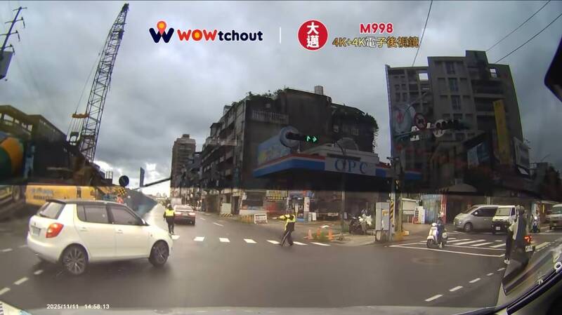 民众行车纪录器记录下特密管掉落瞬间。（记者徐圣伦翻摄）