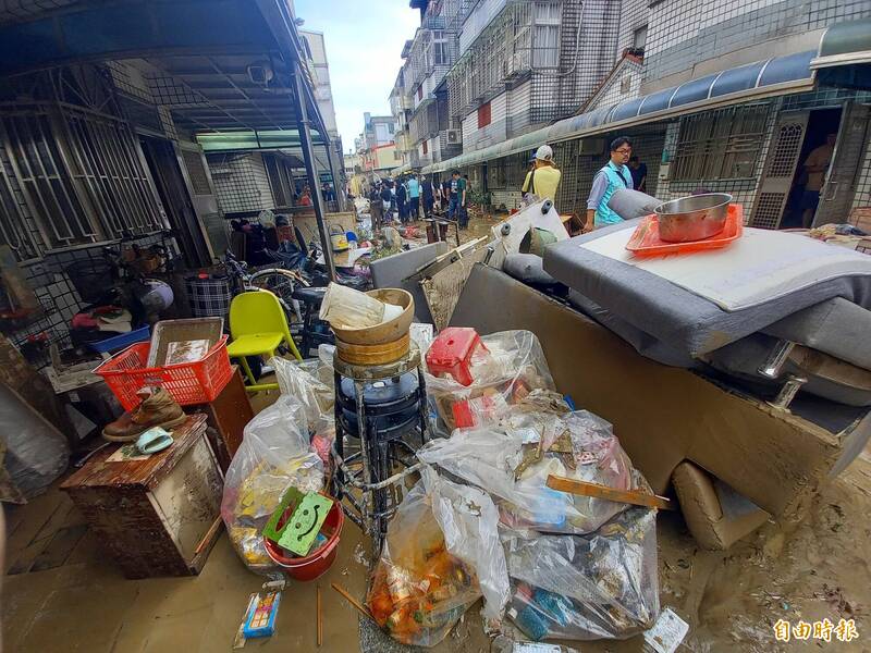 蘇澳暴雨水淹1層樓高 居民晚餐時驚遇洪水急爬2樓避難