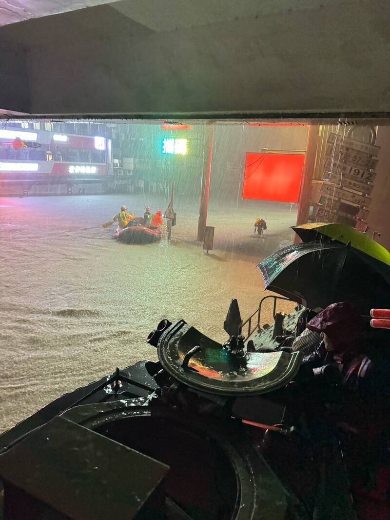 鳳凰颱風豪雨夜襲宜蘭蘇澳 國軍第三作戰區40官兵助撤離