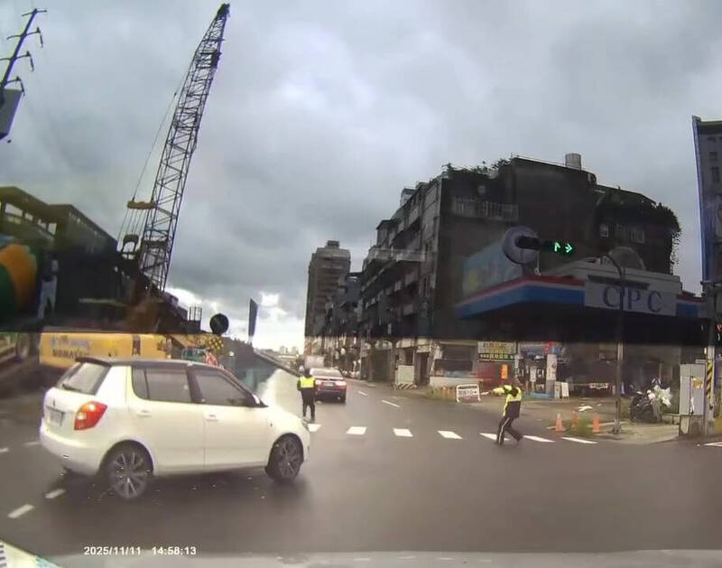 吊車特密管脫落砸中轎車 新北捷運開罰廠商、要求停工改善