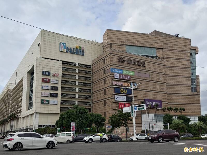 高雄停班課百貨前湧車潮 高雄氣象站發豪雨特報