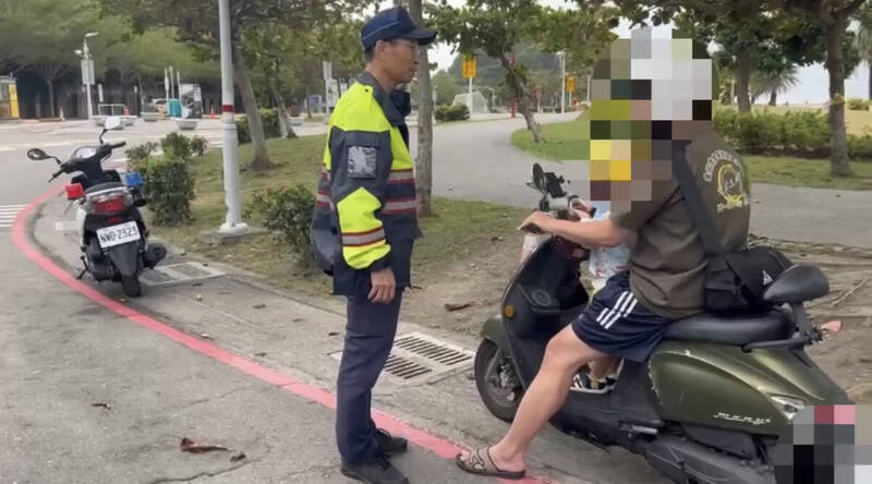 高雄西子灣民眾帶幼童觀浪 警勸離29人違者可罰25萬