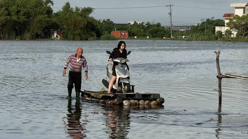 感人!暴雨重創宜蘭 護理師機車登竹筏渡水趕上班