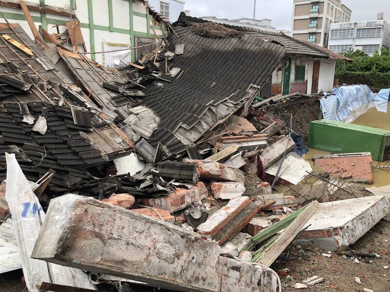 開挖地基遇豪雨  一旁土埆厝撐了五小時坍塌