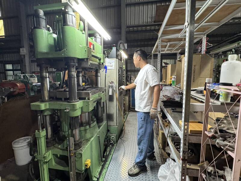 台南颱風假無風雨 老闆無奈自己加班趕工：收一收退休好了