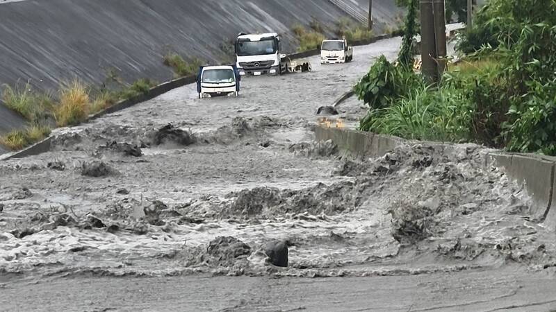 太麻里溪水漫過堤防 3輛援救工程車也受困泥水