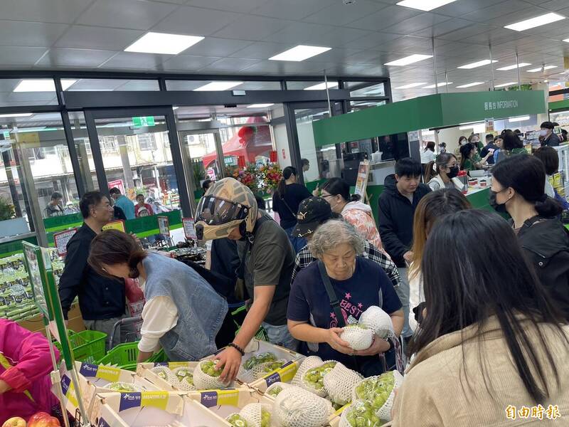 台中上午無風雨 各大百貨及超市賣場都湧入如同假日人潮
