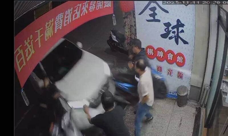 惊吓破表！一辆休旅车失控撞入一家店内，撞上在门口聊天的4人。（民众提供）