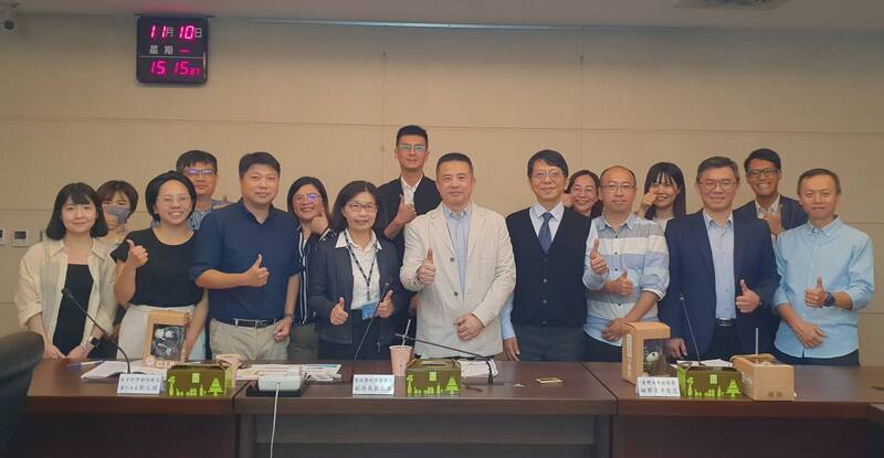 警政署与教育部本周一召开定期联系会议，就校园安全、防制青少年犯罪等进行交流讨论，由刑事局副局长萧钦杰与教育部学生事务及特殊教育司专门委员郑文瑶共同主持。（记者邱俊福翻摄）