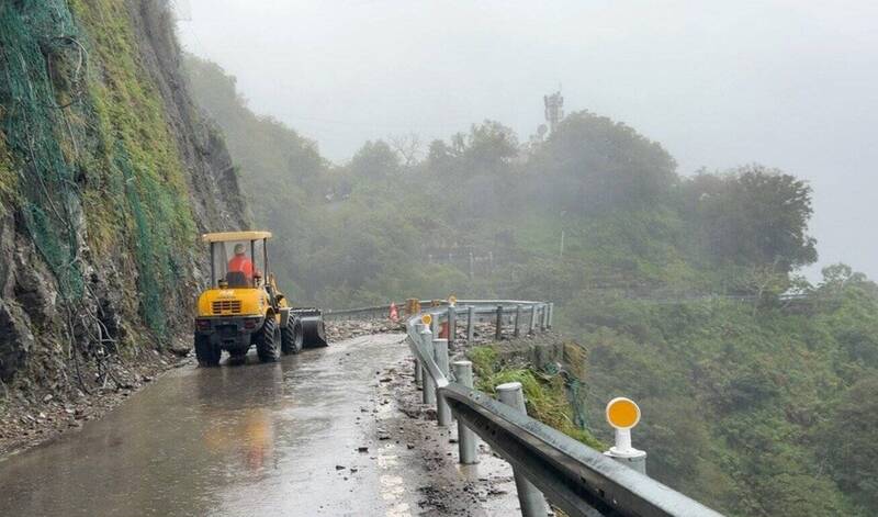 中橫豁然亭路段落石阻斷交通 估明天15:00搶通