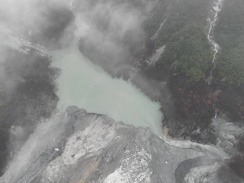 空拍畫面曝光！馬太鞍溪堰塞湖水位下降9.3公尺 穩定溢流