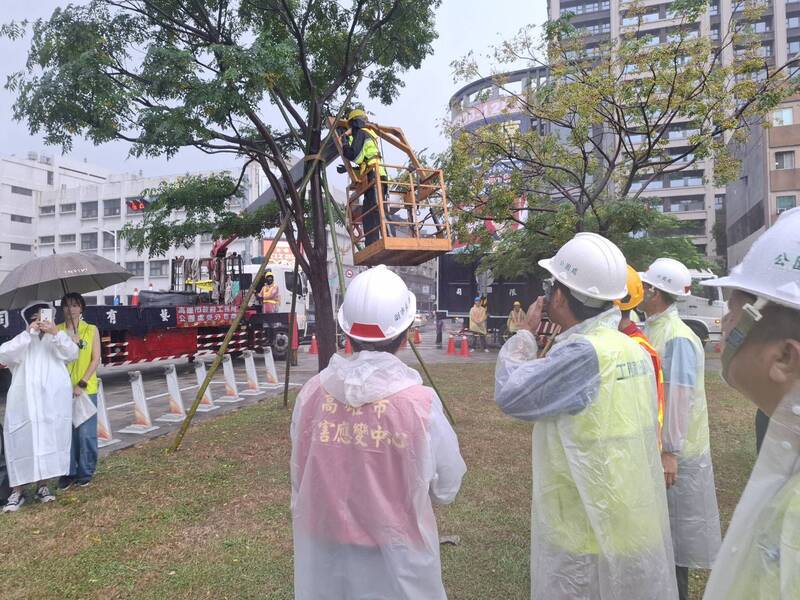 風雨不大也不鬆懈 林欽榮視察美術館綠園道防颱