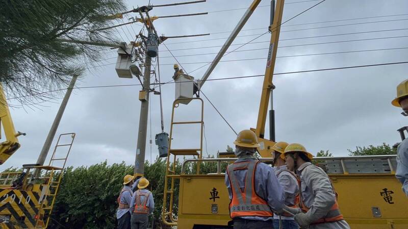 鳳凰來襲彰化沿海風強 一度687戶停電