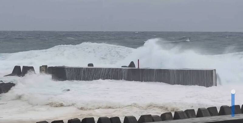鳳凰減弱長浪不斷! 小琉球航班明仍停航