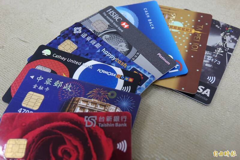 陈女出借金融卡供诈团收款提领，辩称很少看新闻，不知有诈，示意图。（资料照）