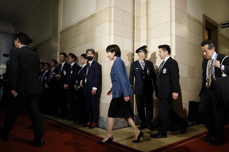 图为高市早苗11日抵达众议院出席预算委员会的会议。（彭博社）