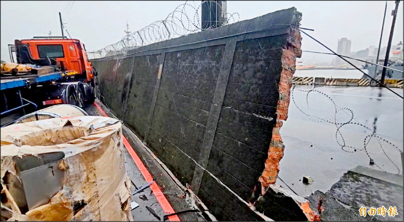 基隆大雨 拖板車掉落鋼板砸破圍牆