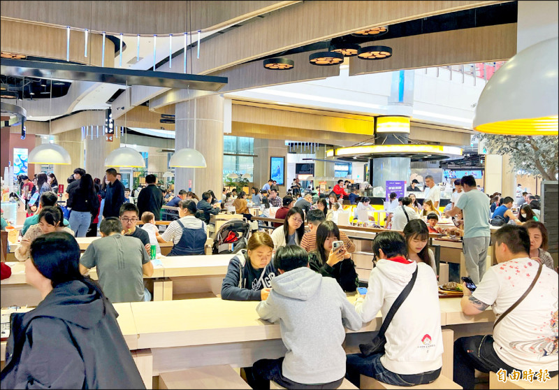 賺到颱風假 桃園人出門購物吃美食