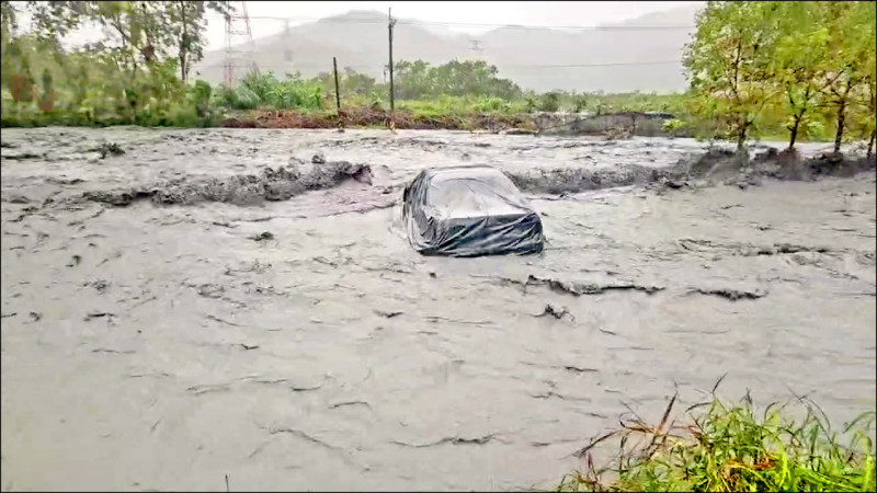 鳳凰今登陸高屏 南台嚴防豪大雨/馬太鞍溪暴洪沖毀便道 花蓮萬榮鄉明利村4戶淹水