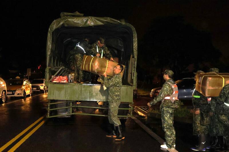 蘇澳對外道路成汪洋!「2台帥氣軍卡」凌晨急送救命物資