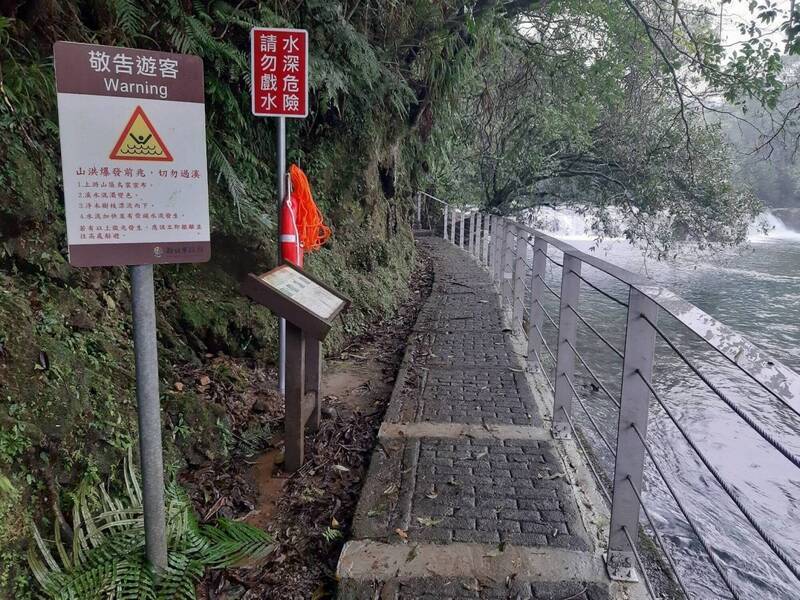 双溪区公所在虎豹潭事件后，增设警告标示。（双溪区公所提供）