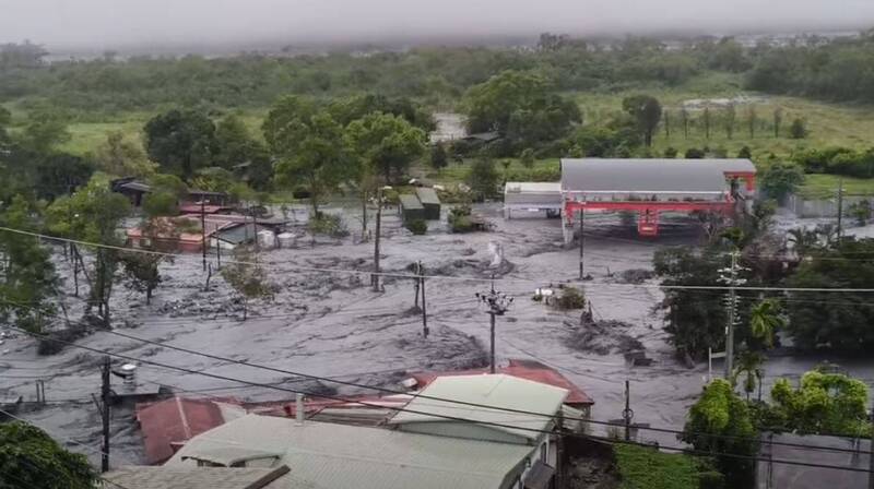 泥洪仍不斷灌入!明利村現況曝光 對外道路遭淹沒成孤島
