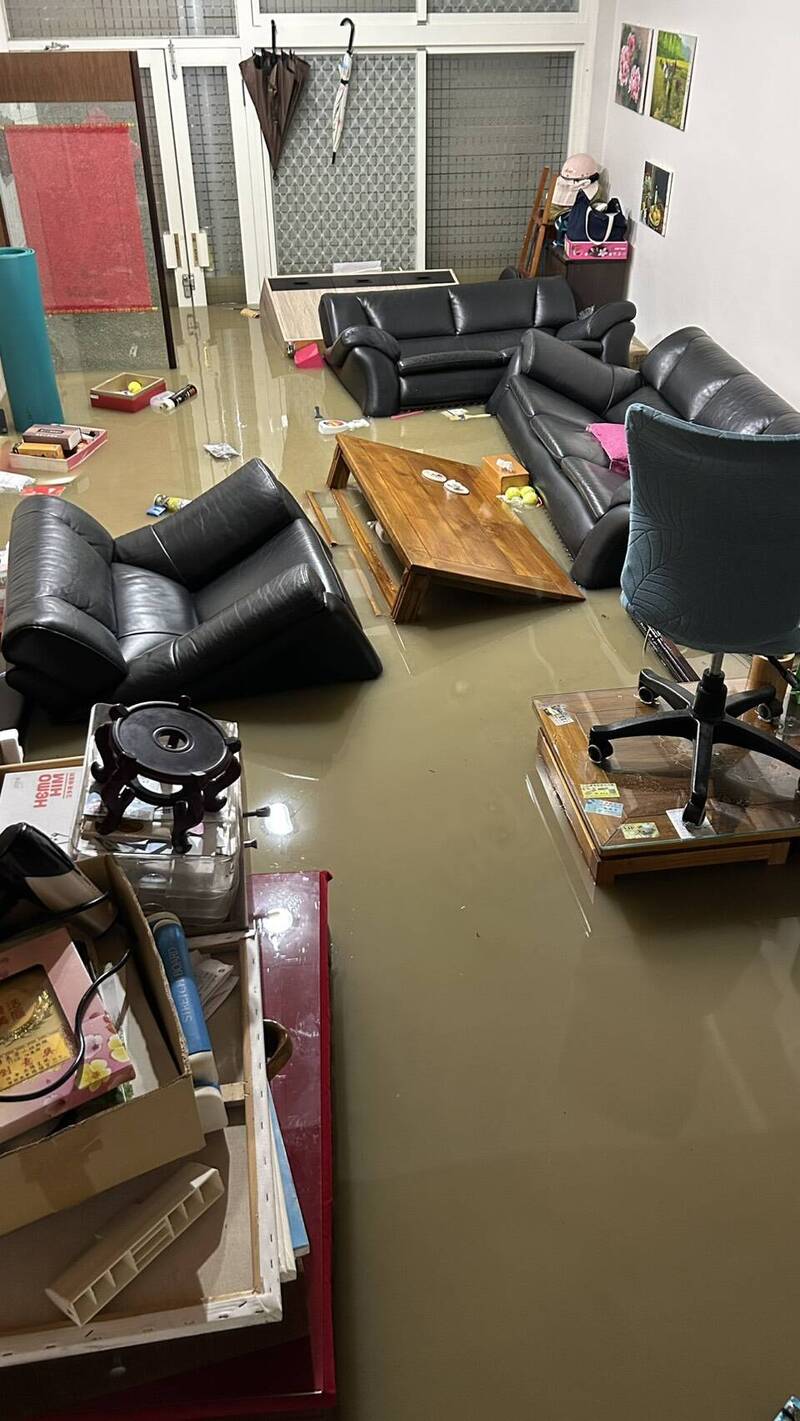 鳳凰颱風狂炸蘇澳! 氣象粉專小編家「水淹半層樓」:15年前噩夢重演