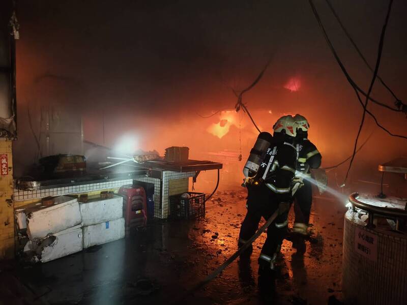 澎湖北辰市場凌晨大火 多個攤位燒毀