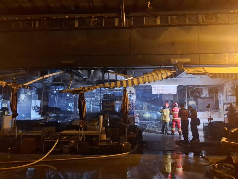 火势集中在一楼摊商区多个摊位，距离地下室发电箱位置甚远。（记者刘禹庆摄）