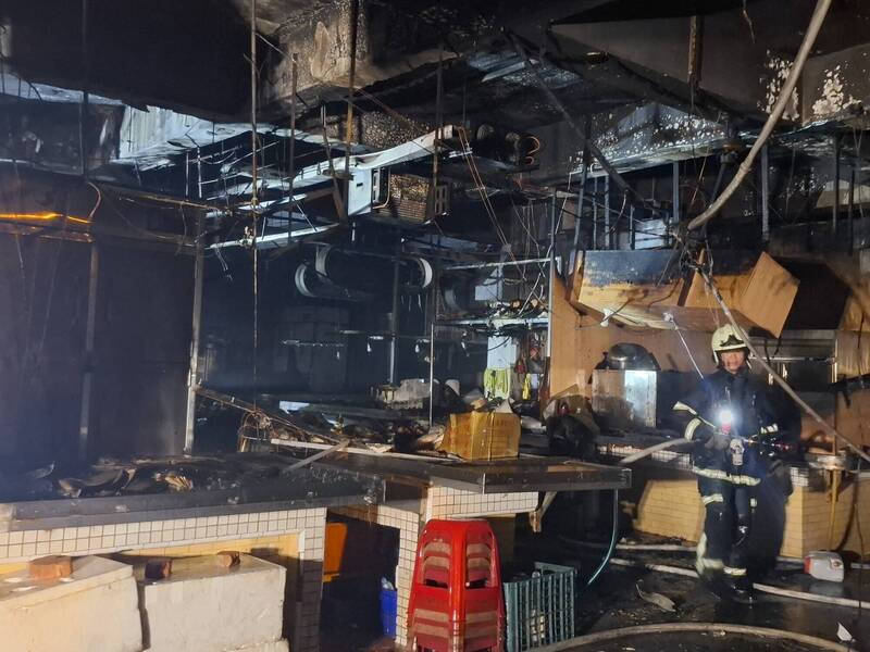 烧毁的摊位区损失惨重，短期内无法继续营业。（记者刘禹庆摄）