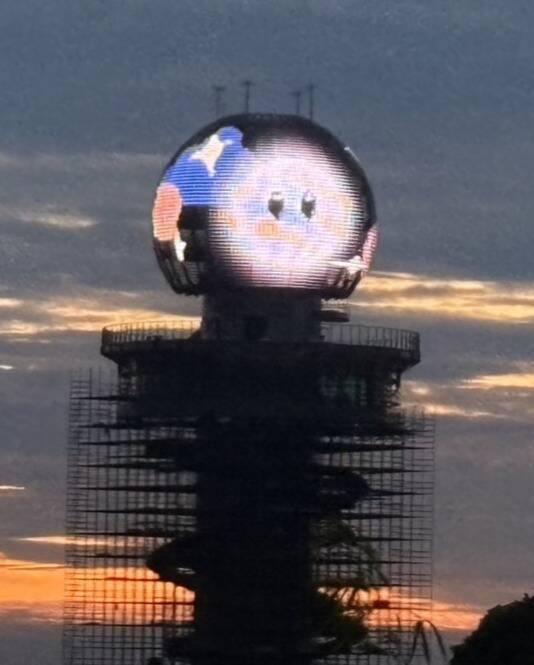 南投松嶺之星觀景塔LED球體螢幕，播放燈光節目。（南投縣政府提供）