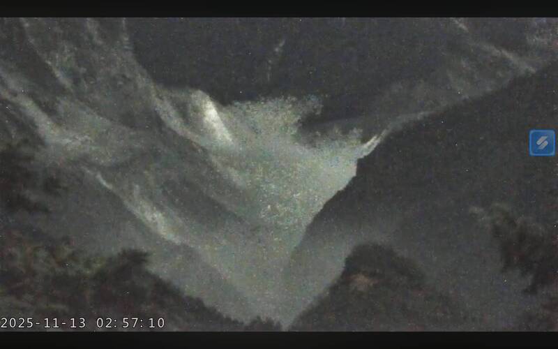 馬太鞍溪溢流口下方又有新堰塞湖！ 重機具緊急撤離